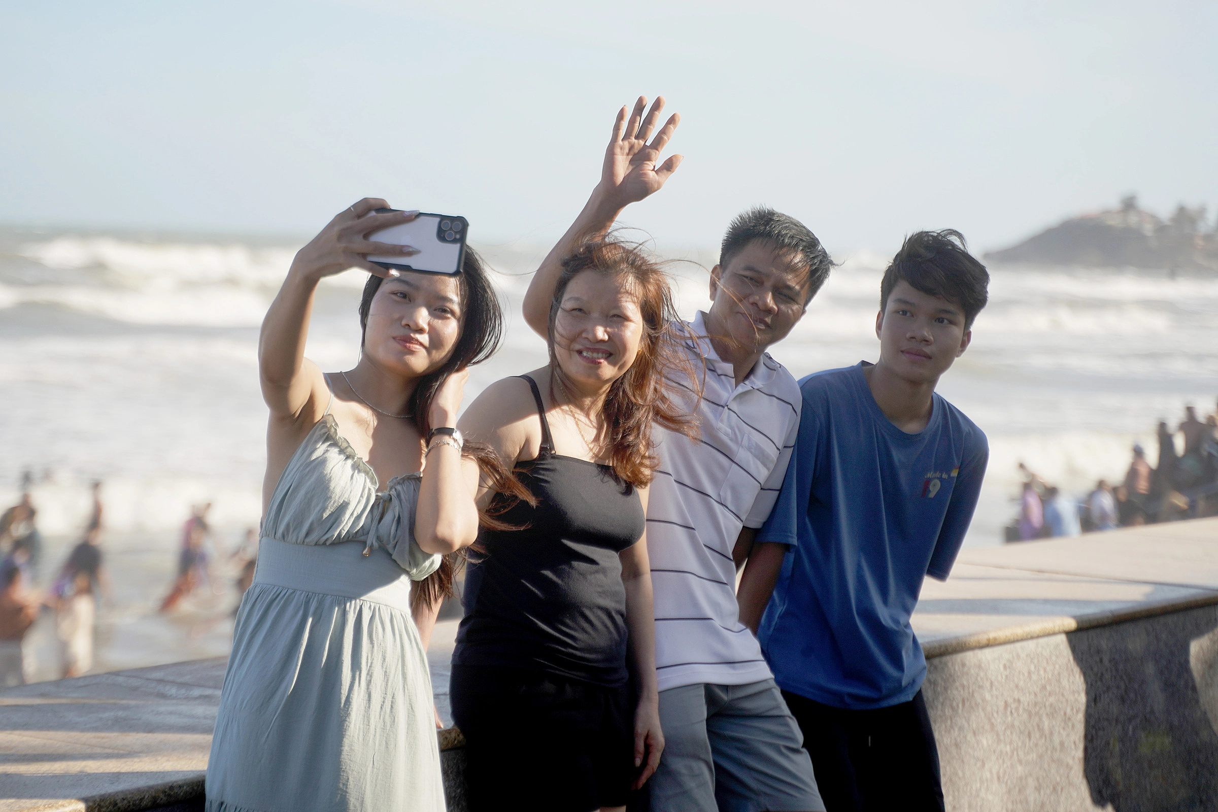 Khách Việt 'ướt sũng' 6 tiếng tại lễ hội té nước lớn nhất Thái Lan 1 Khách ở biển Vũng Tàu hôm mùng 4 Tết Giáp Thìn. Ảnh: Đăng Khoa