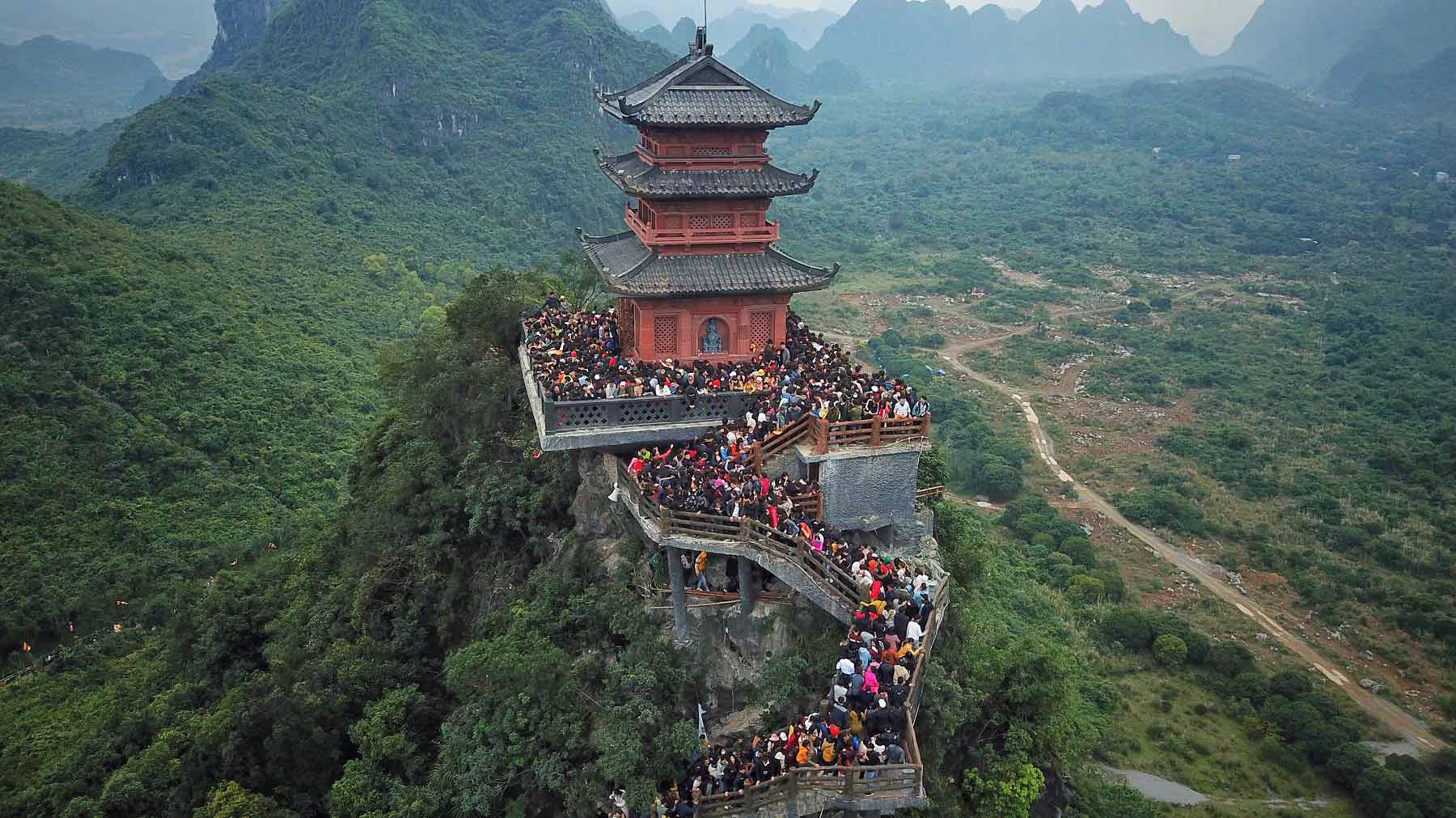 Cẩm nang Du lịch chùa Tam Chúc 2025 từ A-Z: Di chuyển, ăn chơi, thăm quan, đặc sản... mới nhất