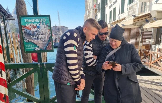 Poli (ngoài cùng bên phải) là nhân vật nổi tiếng với người dân địa phương tại Venice. Ảnh: CNN