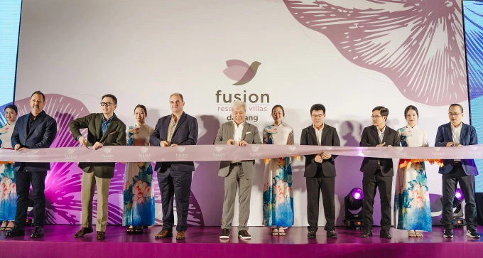 Đại diện các bên cắt băng khánh thành. Ảnh: Fusion Resort & Villas Đà Nẵng