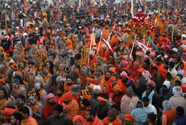 Một nhóm tín đồ tại Kumbh Mela nửa kỳ năm 2019 ở Prayagraj. Ảnh: India Today