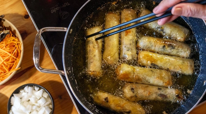 Nem rán tại quán Bún chả Ta. Ảnh: Michelin