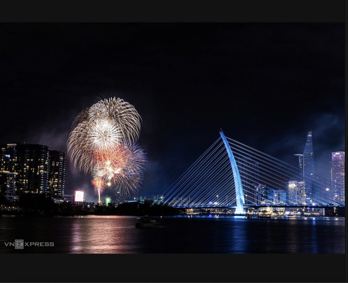 Pháo hoa đón năm mới 2025 góc nhìn từ cầu Ba Son. Ảnh: Khương Nguyễn