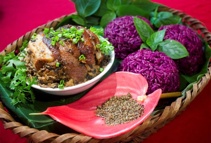 Xôi lá cẩm, khâu nhục. Ảnh: Thái Hải