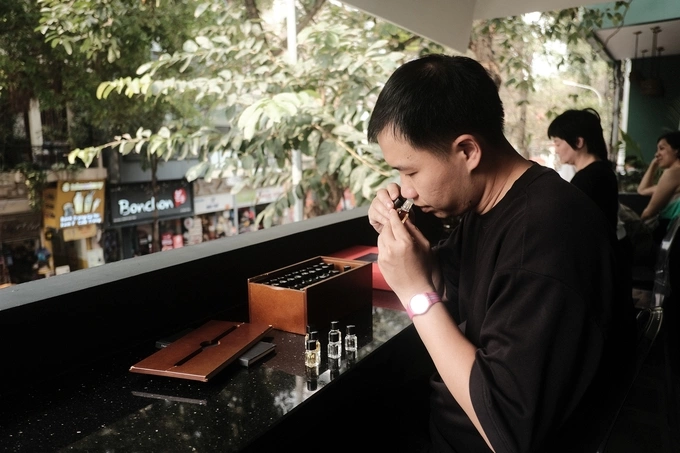 Q Grader Đình Tú ngửi một lọ trong bộ phân biệt mùi cà phê. Ảnh: Tú Nguyễn