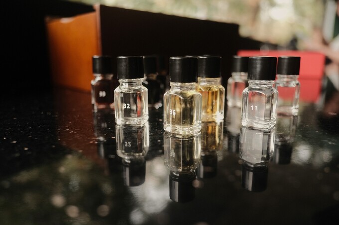 Mỗi lọ mùi được đánh số, nhỏ như lọ nước hoa mẫu. Ảnh: Tú Nguyễn