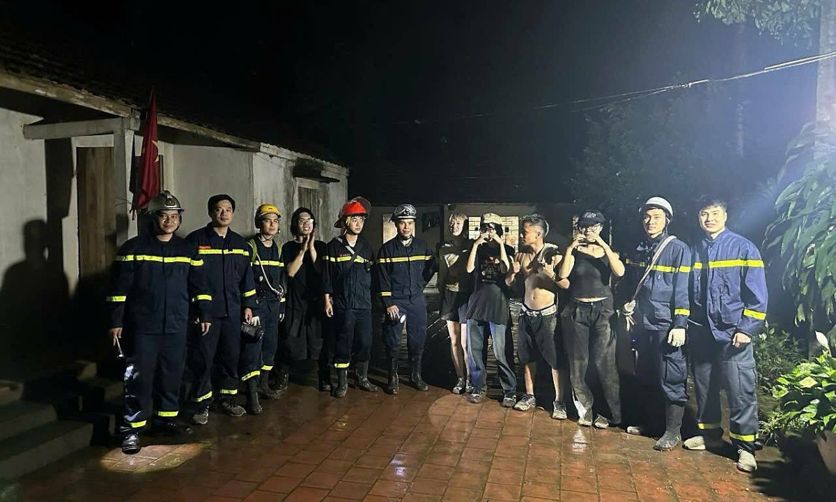 Cứu Hộ Thành Công Nhóm Khách Trẻ Mắc Kẹt Trên Núi Hàm Lợn Sau Hơn 4 Giờ Tìm Kiếm