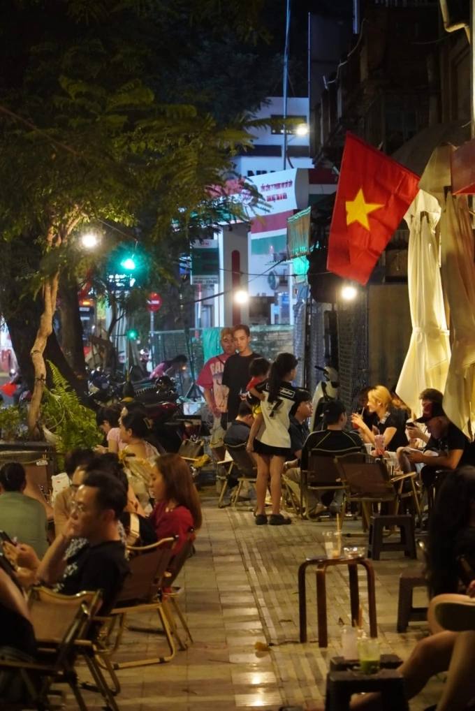 Không gian vỉa hè ở TP HCM khiến Alejandro thích thú. Ảnh: NVCC