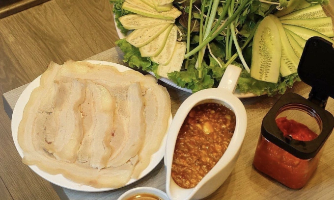 Đĩa bánh tráng cuốn thịt heo ở quán. Ảnh: Quê Xưa