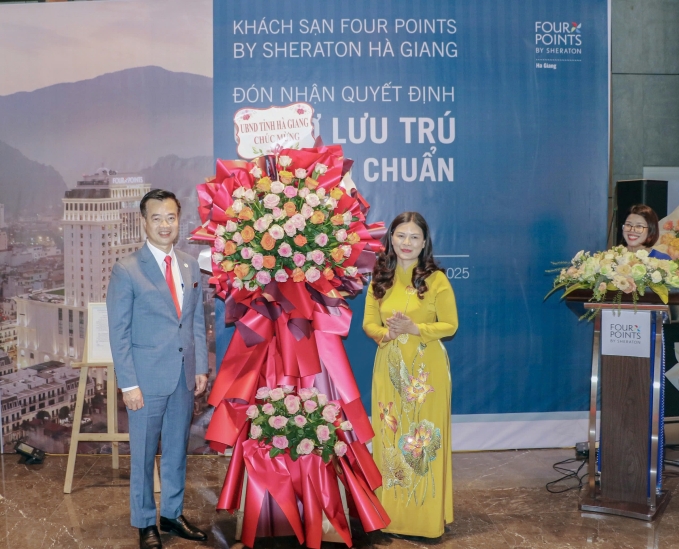 Bà Vương Ngọc Hà - Ủy viên ban thường vụ tỉnh ủy, Phó chủ tịch UBND tỉnh Hà Giang tặng hoa chúc mừng tại sự kiện. Ảnh: Nguồn