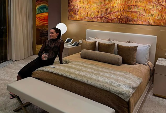 Olivia Ferney chụp ảnh trong một căn phòng ở khách sạn 5 sao mà cô đặt cho khách. Ảnh: DM