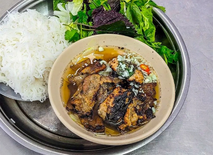 Bún chả miếng và băm ở Tuyết Bún chả 34. Ảnh: Michelin