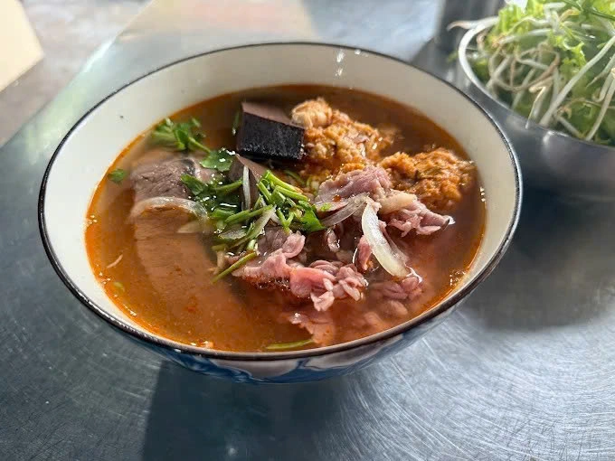 6 quán bún bò nên thử khi đến Huế Bún bò mụ Rơi. Ảnh: Anh Tuyết