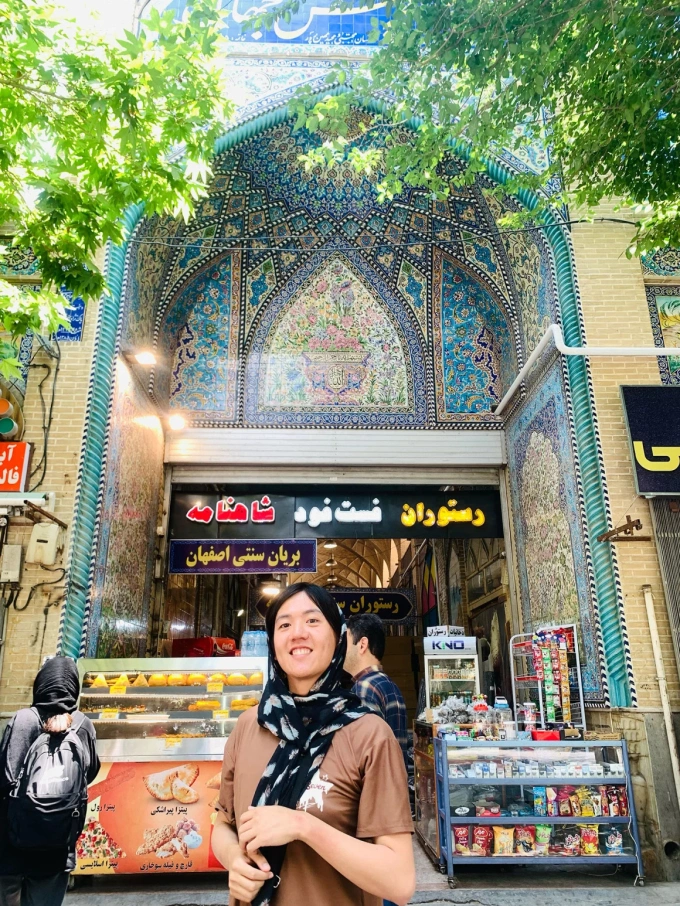 Nữ du khách Đài Loan đứng trước một nhà hàng truyền thống ở Isfahan. Ảnh: Ariel Kang