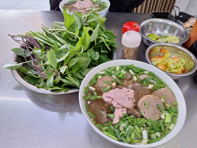 Tô phở kiểu Nam ở phở Tàu Bay quán áo đỏ. Ảnh: Mỹ Khanh Nguyễn