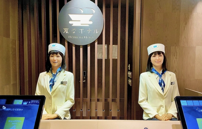 Robot lễ tân đón khách tại quầy check-in của khách sạn. Ảnh: Group.hennnahotel