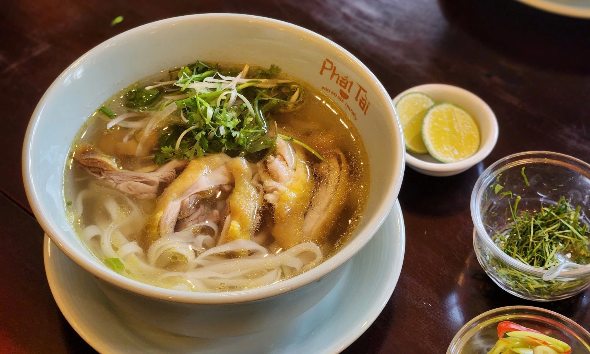 QUÁN PHỞ 24 GIỜ VỚI NƯỚC DÙNG TRONG VEO ĐẬM ĐÀ