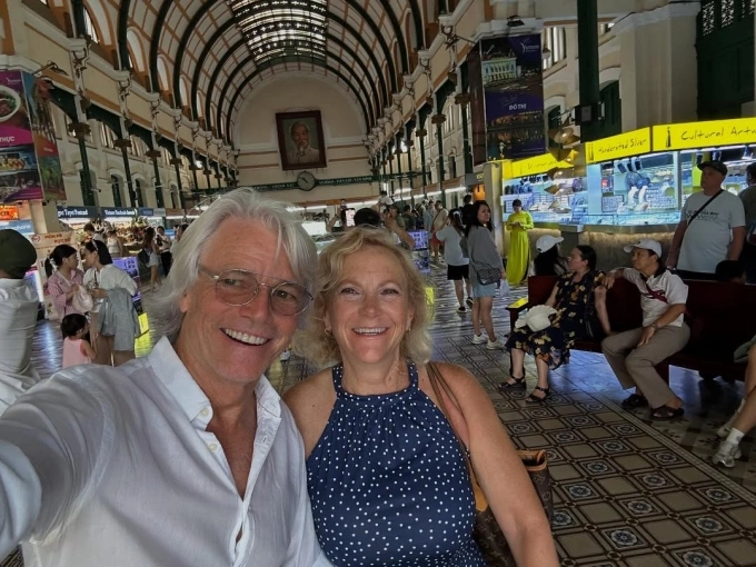 Leslie Gilliams và vợ check in ở Bưu điện Thành phố.