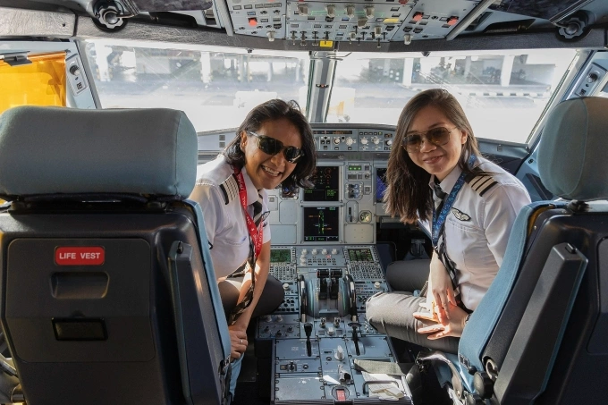 Hai nữ phi công trong buồng lái. Ảnh: Air Asia Careers
