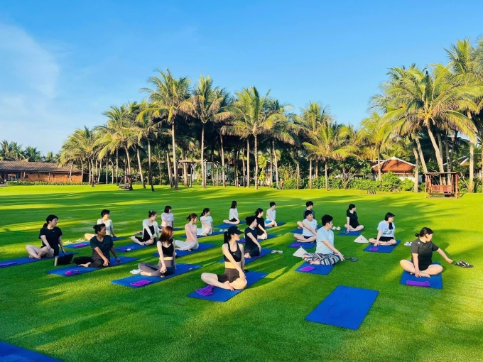 Khách Hàn tập yoga tại khu nghỉ dưỡng The Anam Cam Ranh. Ảnh: The Anam
