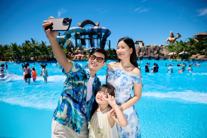 Du khách check-in tại Sun World Sam Son. Ảnh: Sun World