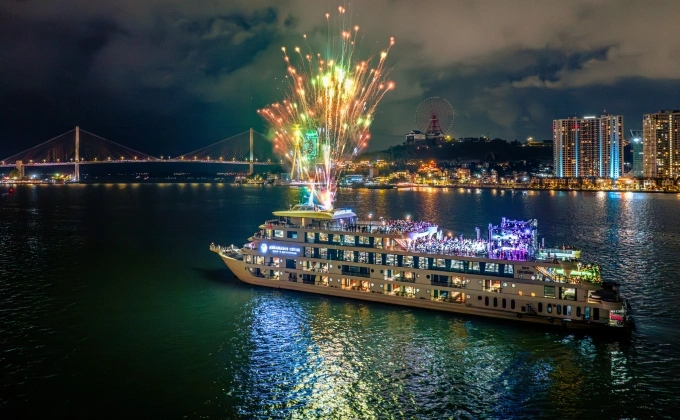 Màn pháo hoa trên du thuyền Ambassador Cruise. Ảnh: Ambassador Cruise