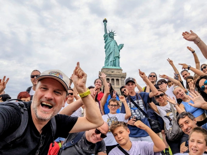 Du khách chụp ảnh tượng Nữ thần Tự do ở New York. Ảnh: Bambini