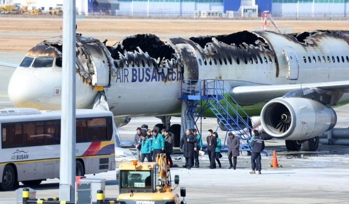 Máy bay của Air Busan bốc cháy hôm 29/1. Ảnh: Yonhap