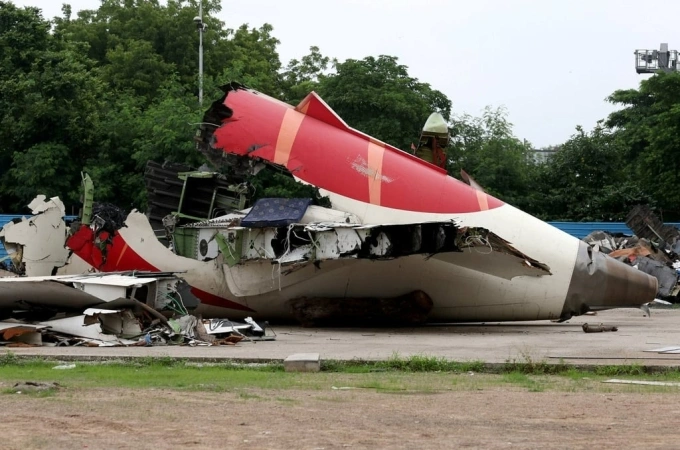 Mảnh vỡ của chiếc Boeing 787-8 Dreamliner của Air India tại Ahmedabad, Ấn Độ hoom12/6. Ảnh: Reuters