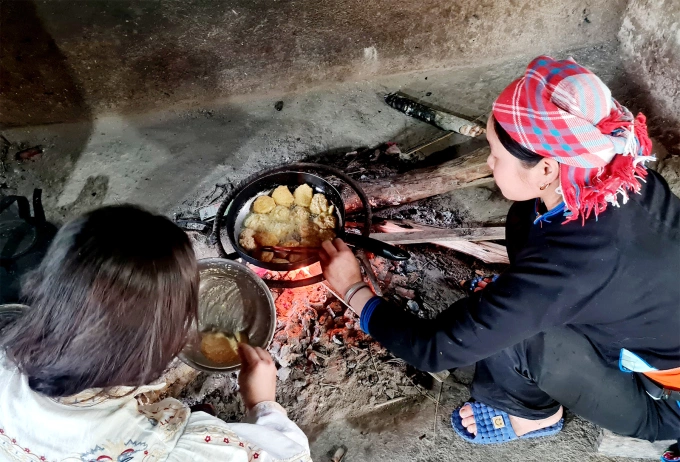 Du khách trải nghiệm làm bánh sắn tại homestay ở Bản Liền: Ảnh: Cổng thông tin Lào Cai