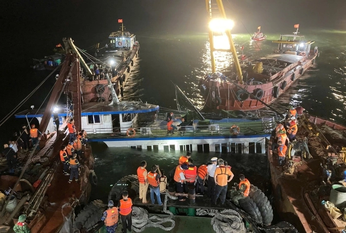 Bộ đội Hải quân cùng các lực lượng khác tại hiện trường tìm kiếm người mất tích. Ảnh: Lê Tân