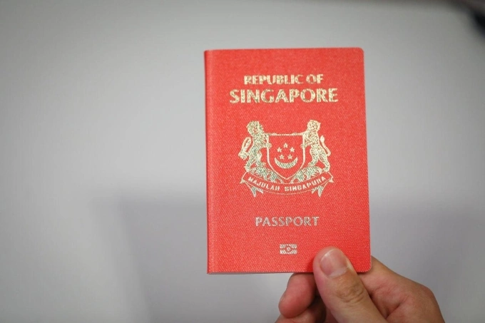 Hộ chiếu Singapore - cuốn hộ chiếu quyền lực nhất thế giới 2025. Ảnh: New Paper
