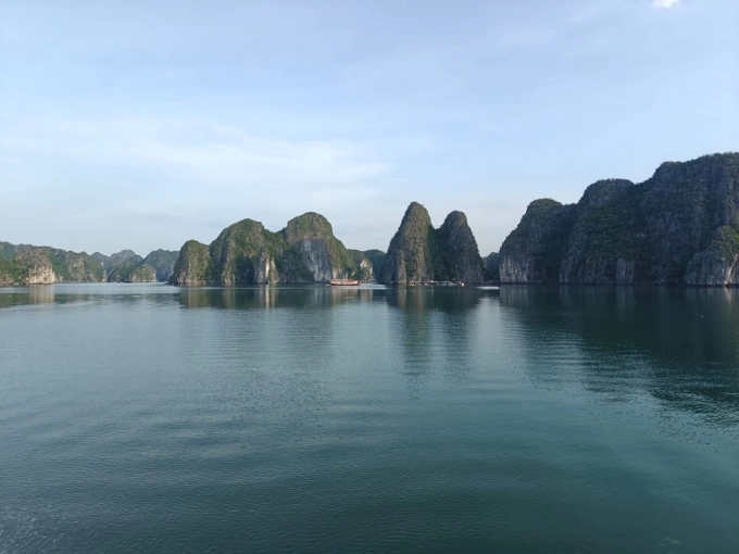 Quang cảnh ở vịnh Hạ Long ngày 19/7, trước khi xảy ra sự cố lật tàu Vịnh Xanh. Ảnh: Brenda