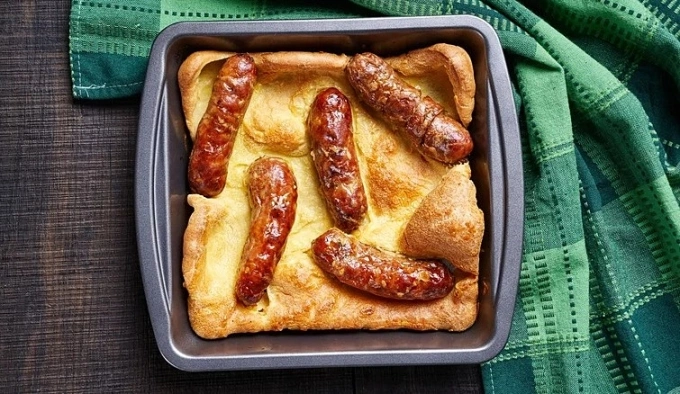 Món Toad in the hole (bánh xúc xích nướng) truyền thống của Anh. Ảnh: Tasting Table