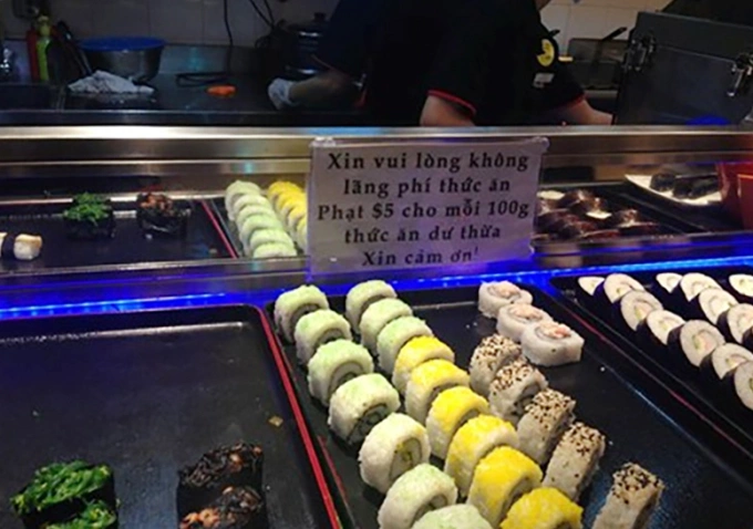 Tấm biển nhắc nhở khách Việt ở một nhà hàng tại Singapore. Ảnh: FB nhạc sĩ Nguyễn Hồng Thuận.