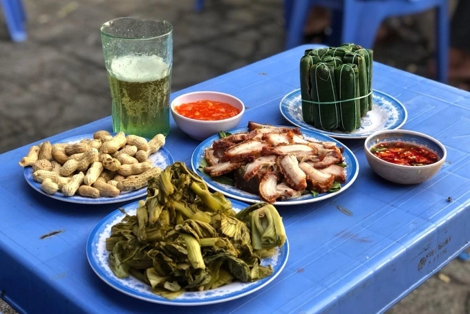 Bia hơi và đồ ăn đường phố thích hợp với khách du lịch bụi. Ảnh: NickM