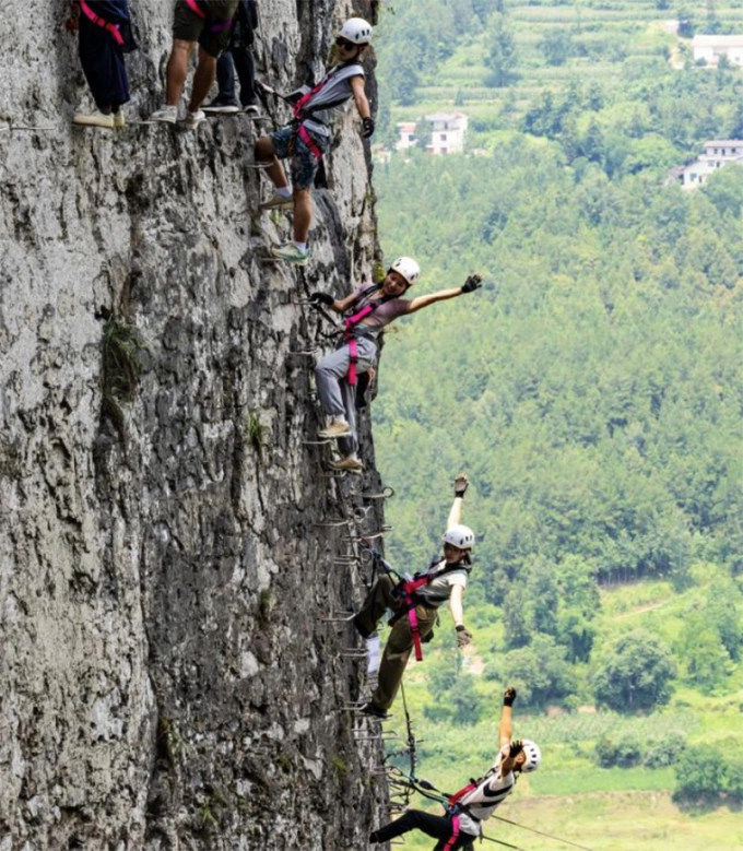 Hình ảnh du khách leo núi tại Ensi tháng 7/2025. Ảnh: Xinhua