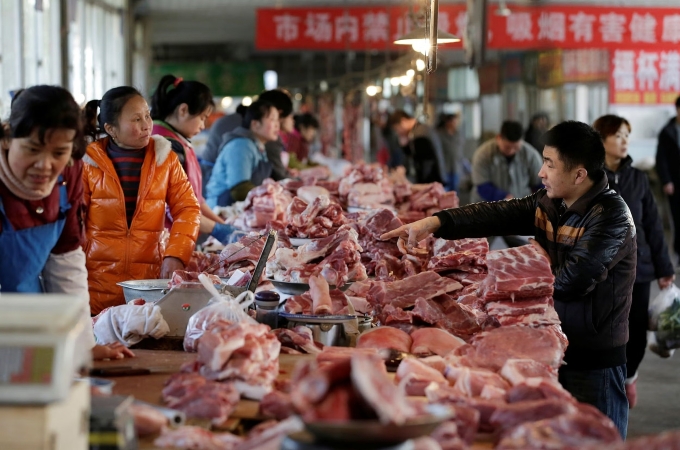Gian hàng bán thịt chó ở Trung Quốc. Ảnh: Reuters