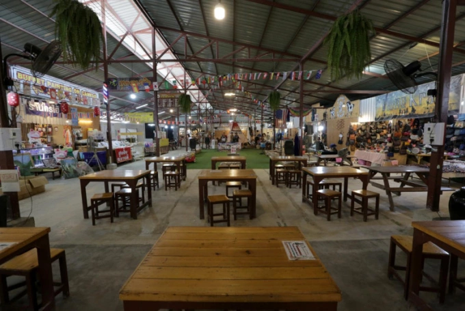 Một nhà hàng vắng khách trong khu chợ nổi ở Taling Chan, Bangkok. Ảnh: Bangkok Post