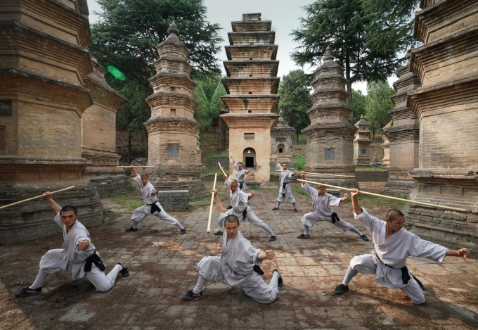 Các nhà sư Thiếu Lâm đang biểu diễn kungfu (võ công) tại Rừng Tháp. Ảnh: Xinhua