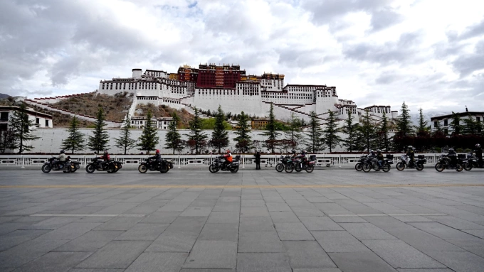 Đoàn đi qua các tu viện cổ tại Tây Tạng. Ảnh: MotoTours Asia