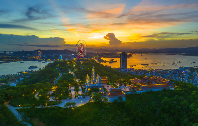 Khung cảnh vịnh Hạ Long trong ánh hoàng hôn. Ảnh: Sun Group