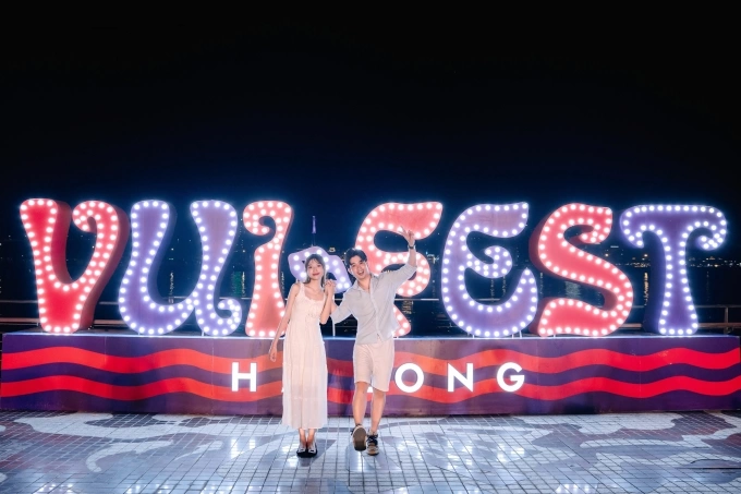 Du khách check-in chợ đêm Vui-Fest. Ảnh: Sun Group