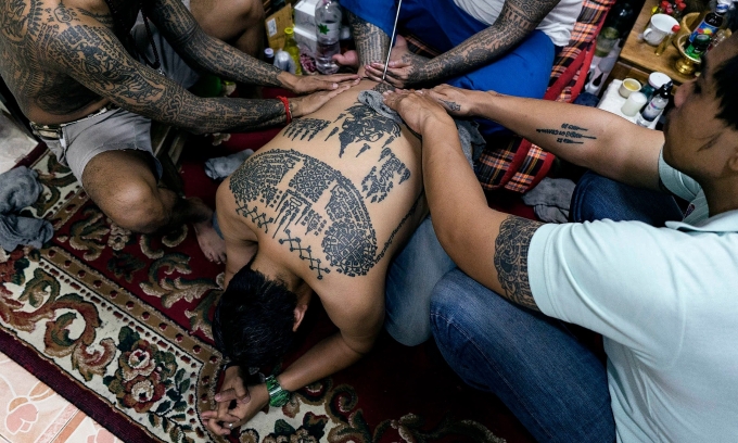 Một buổi xăm Sak Yant. Ảnh: Stranger Talk