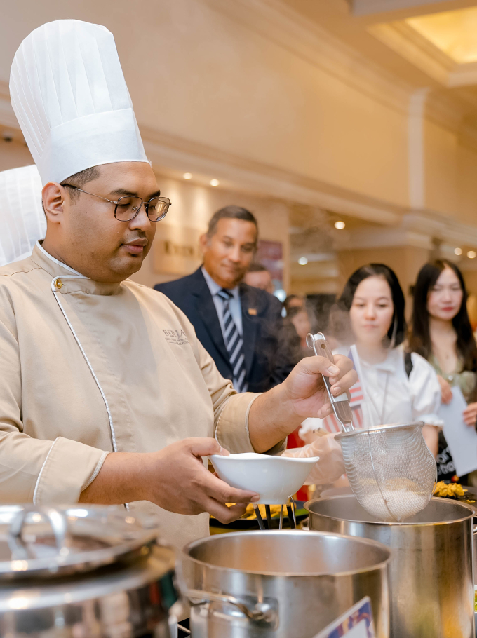 Đầu bếp Mohd Mustaqim chế biến laksa tại Hà Nội.