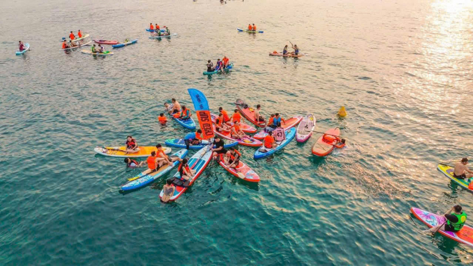 Chèo SUP trên sông Hàn tại Đà Nẵng. Ảnh: Nguyễn Lân Bảo