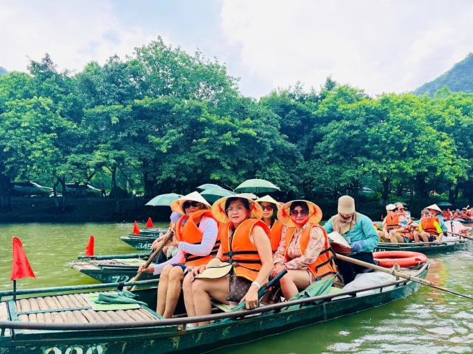 Du khách ngồi thuyền ở Ninh Bình hè năm nay. Ảnh: Vietluxtour