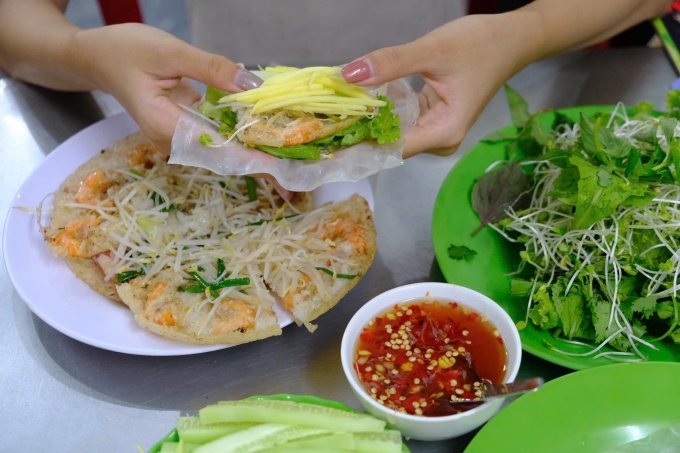 Bánh xèo tôm nhảy cuốn bánh tráng. Ảnh: Bích Phương