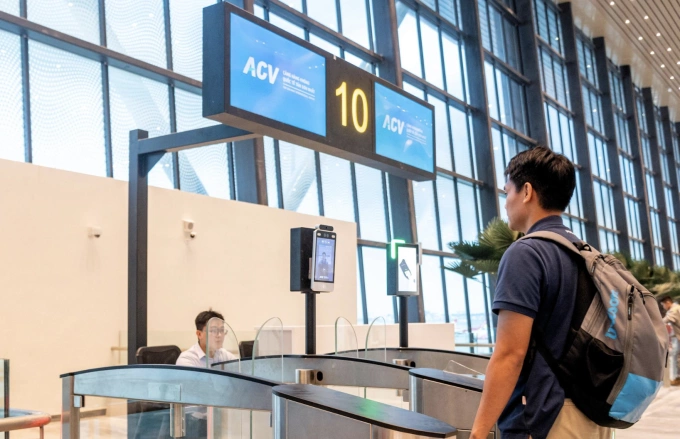 Khách làm thủ tục xác thực khuôn mặt tại ga T3 ngày 27/7. Ảnh: ACV