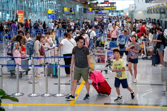 Hành khách tại sân bay Đà Nẵng đầu tháng 4/2025. Ảnh: Nguyễn Đông